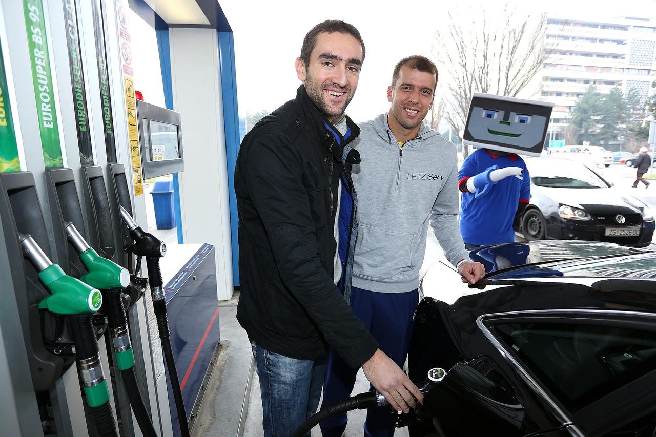 03.02.2015., Zagreb - Na Ininoj benzinskoj postaji tenisaci Marin Cilic i Gilles Mueller druzili su se s navijacima. Photo:Anto Magzan/PIXSELL