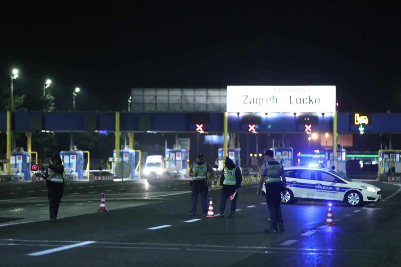 Zatvorena autocesta Zagreb - Karlovac u oba smjera, navijači se potukli s policijom