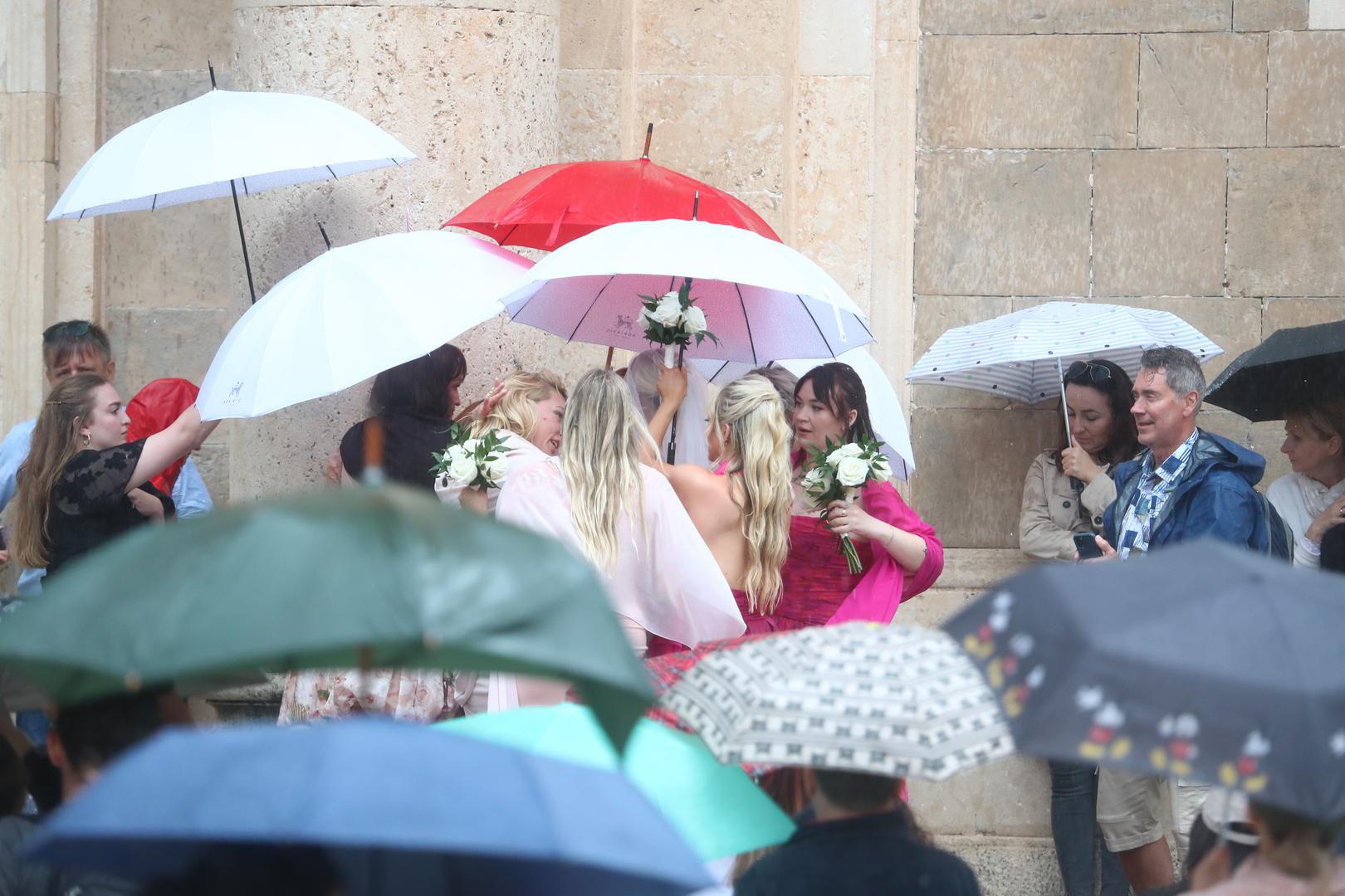 Dok je mladenka dolazila prema crkvi počela je i kiša, ali to joj nije nimalo zasmetalo i s osmijehom je koračala prema crkvi. 