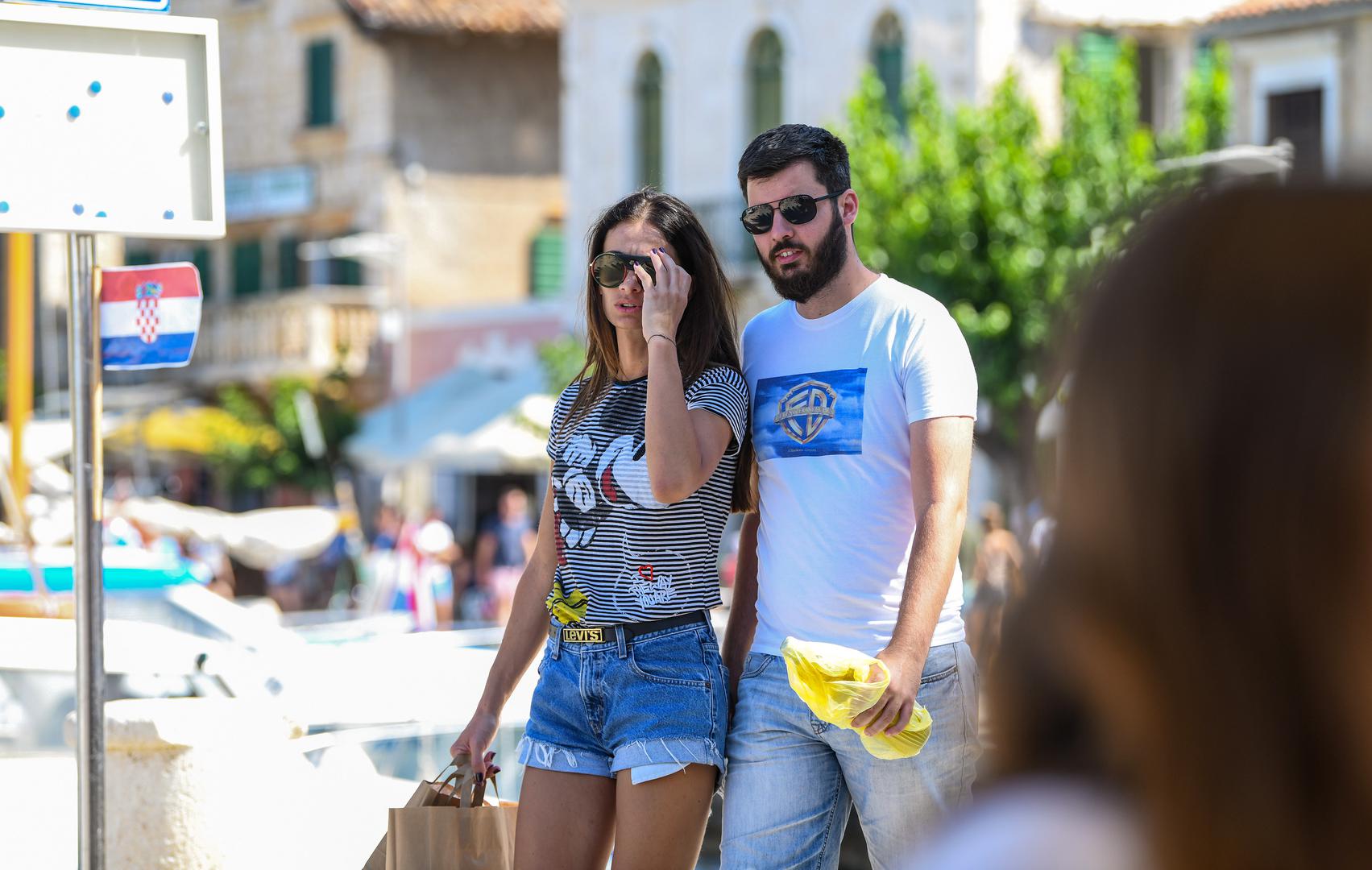 Popularni Hercegovac, koji je 2024. godine okončao brak s Katarinom Lovrić, krajem iste godine bio je povezivan s Valentinom Blažeković, s kojom se šuškalo da je navodno bio u kratkoj vezi. 