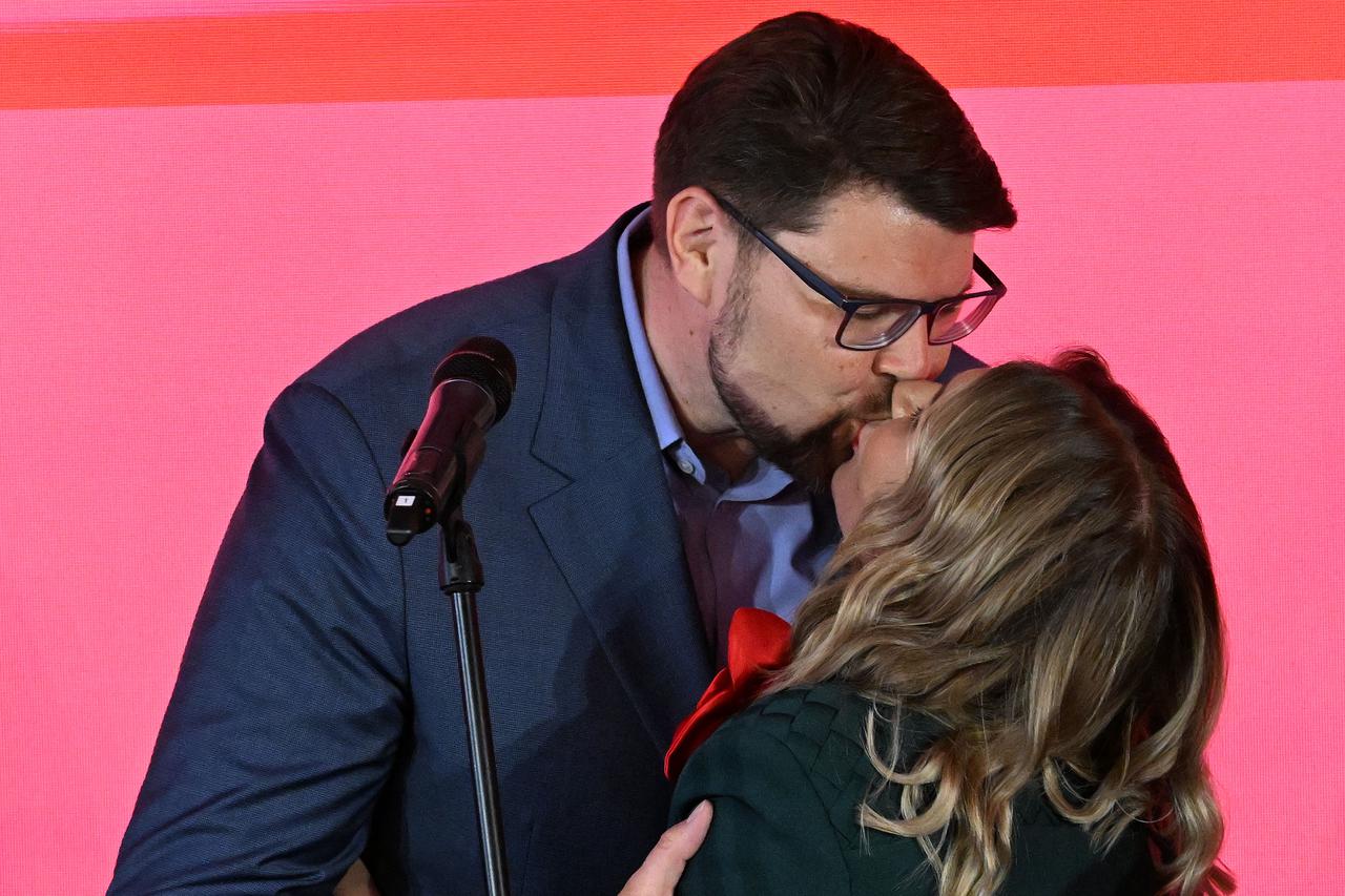 Zagreb: Peđa Grbin dobio podršku od supruge tijekom govora