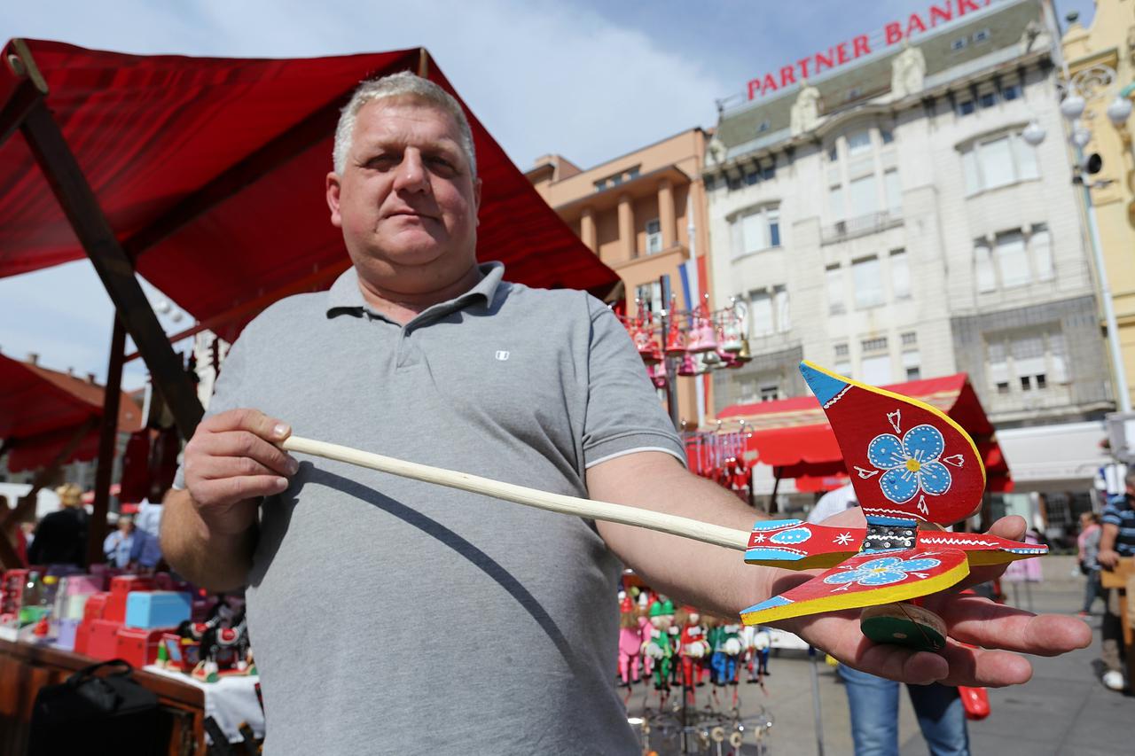 23.09.2015., Zagreb - Sestu godinu za redom, na zapadnom dijelu Trga bana Josipa Jelacica odrzava se sajam 'Proizvodjaci suvenira grada Zagreba - Zagrebu'.  Photo: Tomislav Miletic/PIXSELL