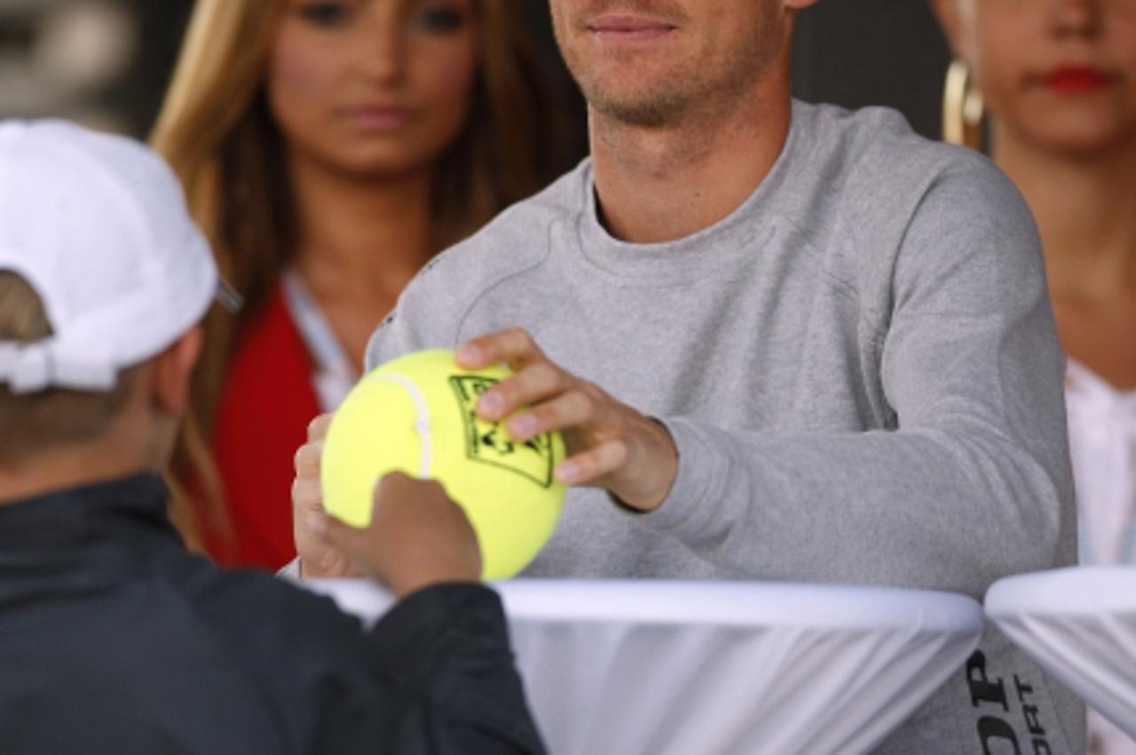 '27.07.2010., Umag - Teniski turnir Croatia Open, Medjunarodno prvenstvo Hrvatske u tenisu. Nikolaj Davidenko djelio je autograme. Photo: Slavko Midzor/PIXSELL'