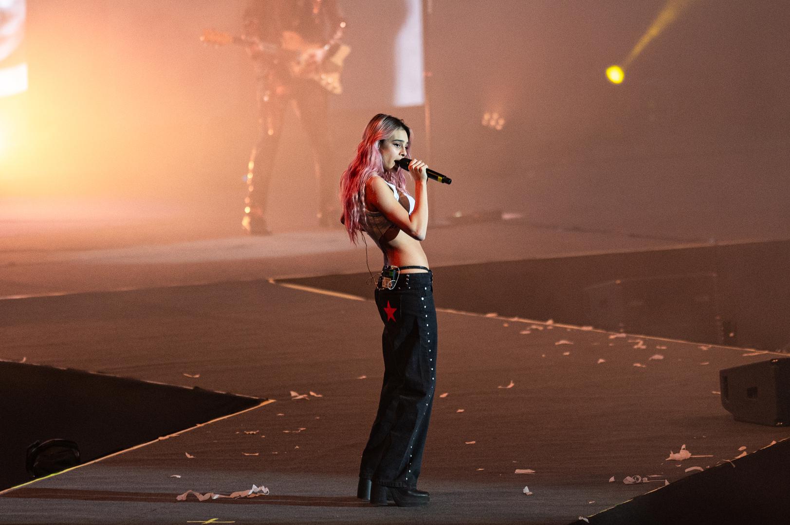 Večer je otvorio IDEM, čiji je energičan nastup odmah postavio ton večeri i rasplesao dvoranu. Nakon njega, scenu je preuzela Nika Turković, koja je oduševila svojom emotivnom interpretacijom i besprijekornom scenskom prisutnošću, dodatno povezujući publiku s pozornicom.