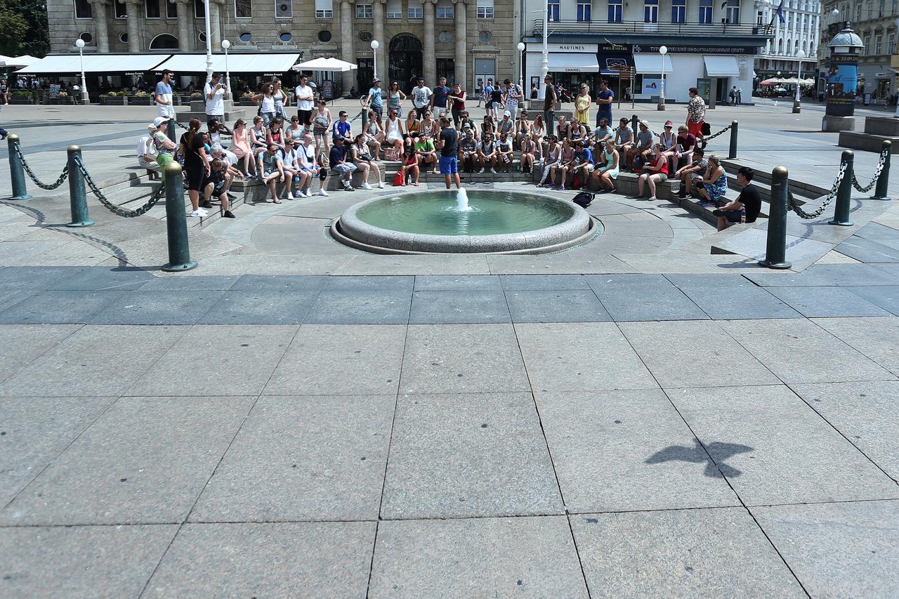 Zagreb: Turisti okupljeni pored Manduševca pozorno slušaju turisti?kog vodi?a