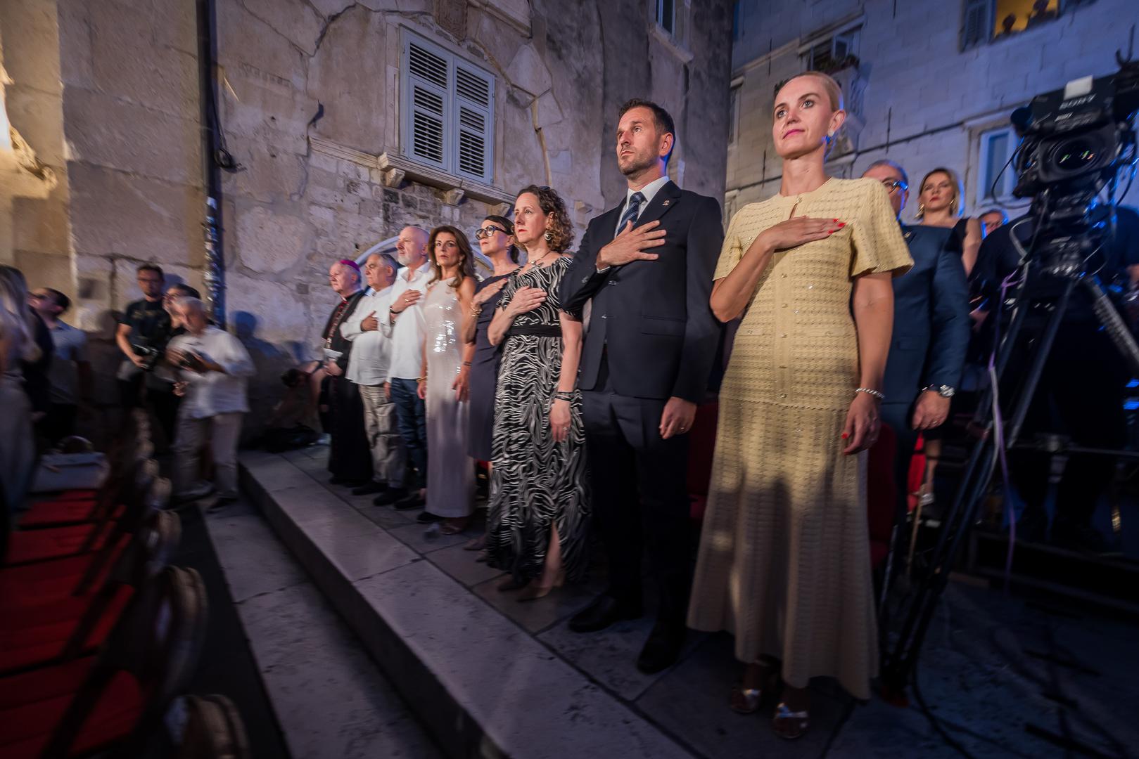 I gradonačelnik Splita Tomislav Šuta poručio je kako ovogodišnji festival donosi povratak velikog opernog naslova na Peristil. “Želim da publika uživa u svim predstavama i koncertima koji će se održati tijekom Splitskog ljeta. Posebno me veseli bogat operni program ovogodišnjeg festivala i vjerujem da će on biti na ponos svim građanima Splita”, dodao je Šuta