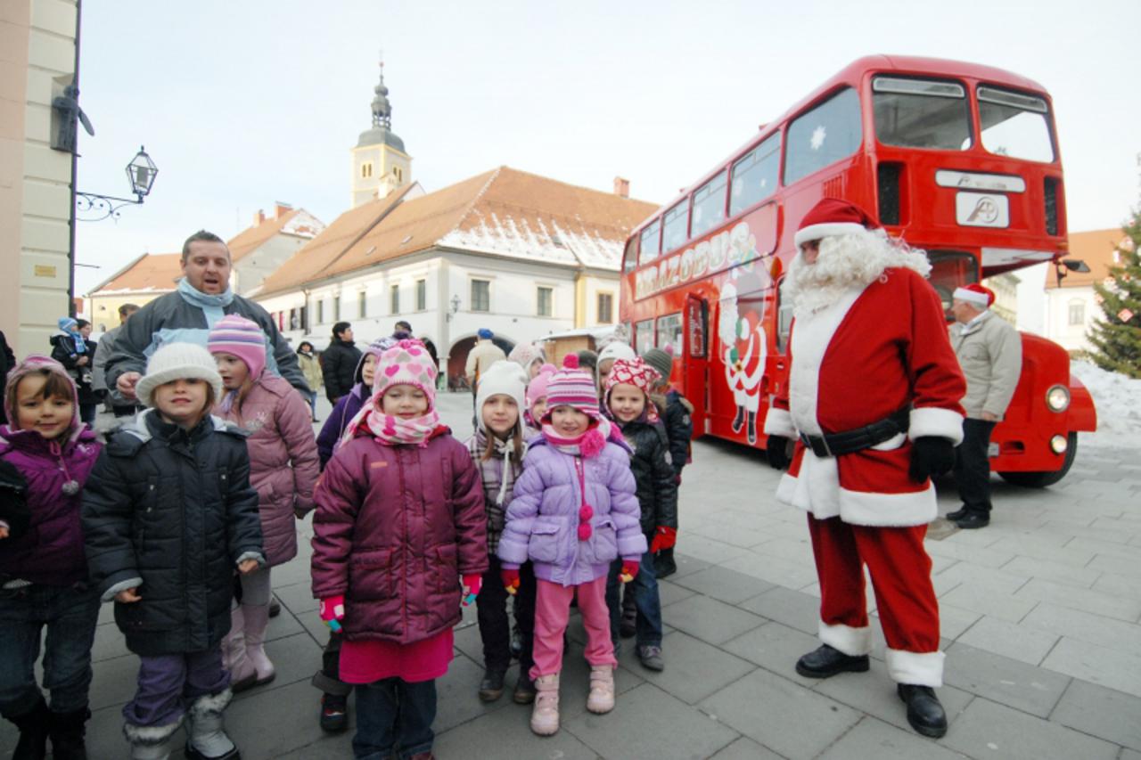 '15.12.2010. Korzo, Varazdin, Djeca djecjeg vrtiva Varazdin provozali su se centrom grada u najstarijem double deckerom u Hrvatskoj Photo: Marko Jurinec/PIXSELL'