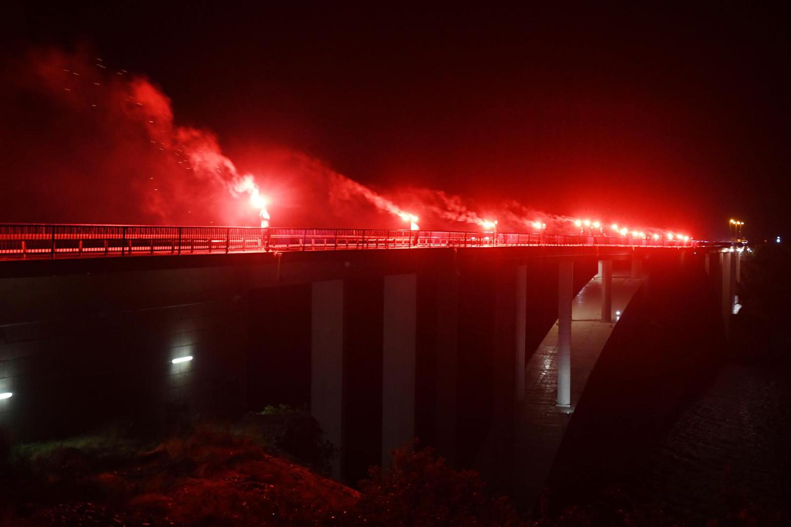 22.09.2023., Sibenik - Bakljada na Sibenskom mostu povodom 32.obljetnice Rujanskog rata. Photo: Hrvoje Jelavic/PIXSELL