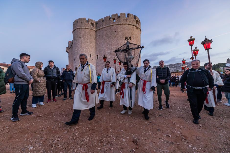 Tijekom zore procesija "Za križen" prošla je kroz Vrbosku