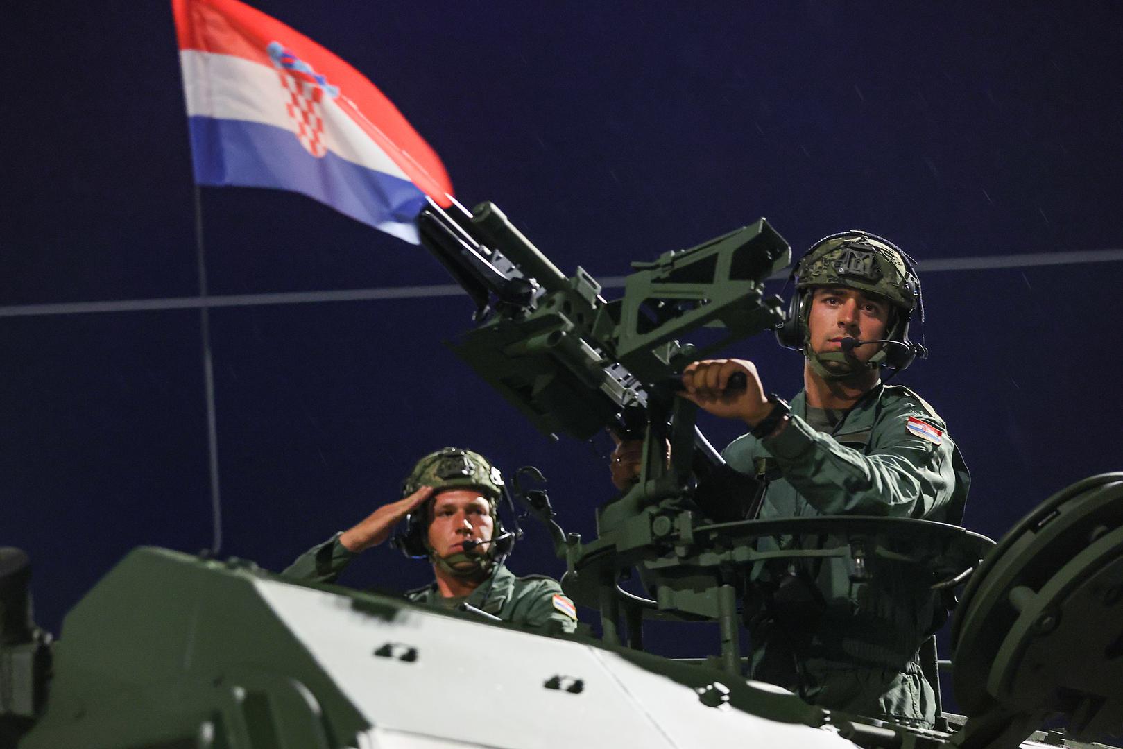 U sklopu mimohoda, građani će imati priliku vidjeti i prikaz novog naoružanja i suvremenih vojnih sredstava, kao što su besposadna letjelica Bayraktar, tenk Leopard i FPV dronovi, čime će se predstaviti tehnološki napredak i kontinuirano jačanje obrambenih sposobnosti Hrvatske vojske