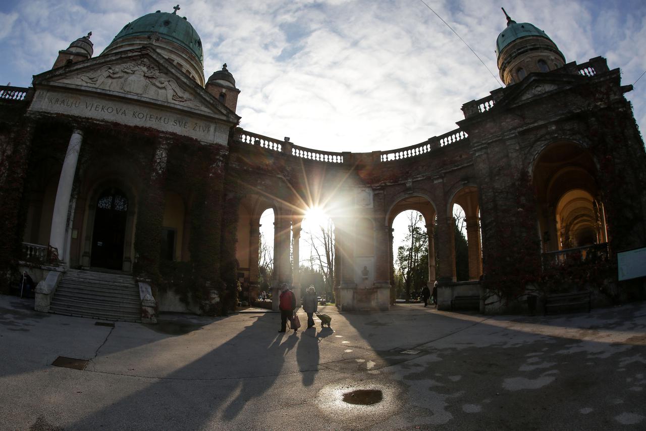 Građani obilaze zagrebačko groblje Mirogoj povodom blagdana Svih svetih