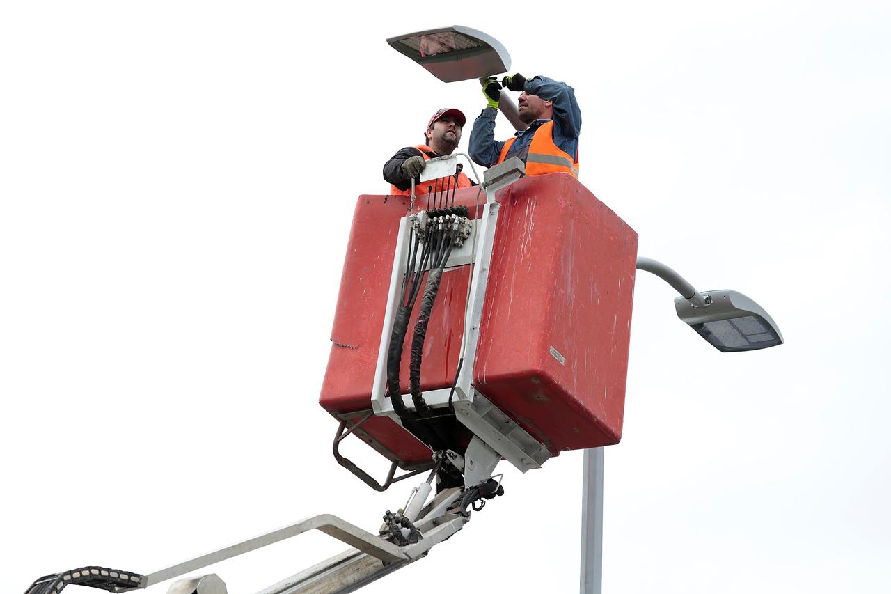 10.09.2015., Zagreb - Zbog radova na zamjeni stare rasvjete ekoloski prihvatljivijim led lampama na Slavonskoj aveniji se stvaraju duge kolone vozila. Radovi su vec trebali biti privedeni kraju, a mijenjaju se sva rasvjetna tijela na i oko petlje Slavonsk