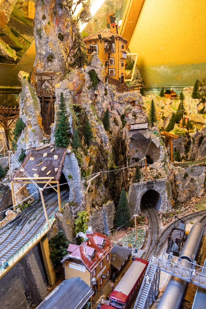 Od 1901. do 1968. godine tračnice su vijugale kroz brdoviti krajolik, povezujući dubrovačko zaleđe sa svijetom, pa čak i s Bečom, uz nekoliko presjedanja.