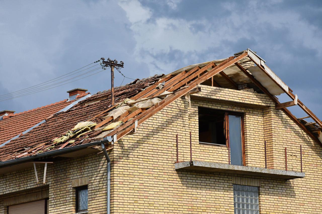Slavonski Brod: Olujno nevrijeme rušilo stabla i nosilo crijepove s krovova kuća