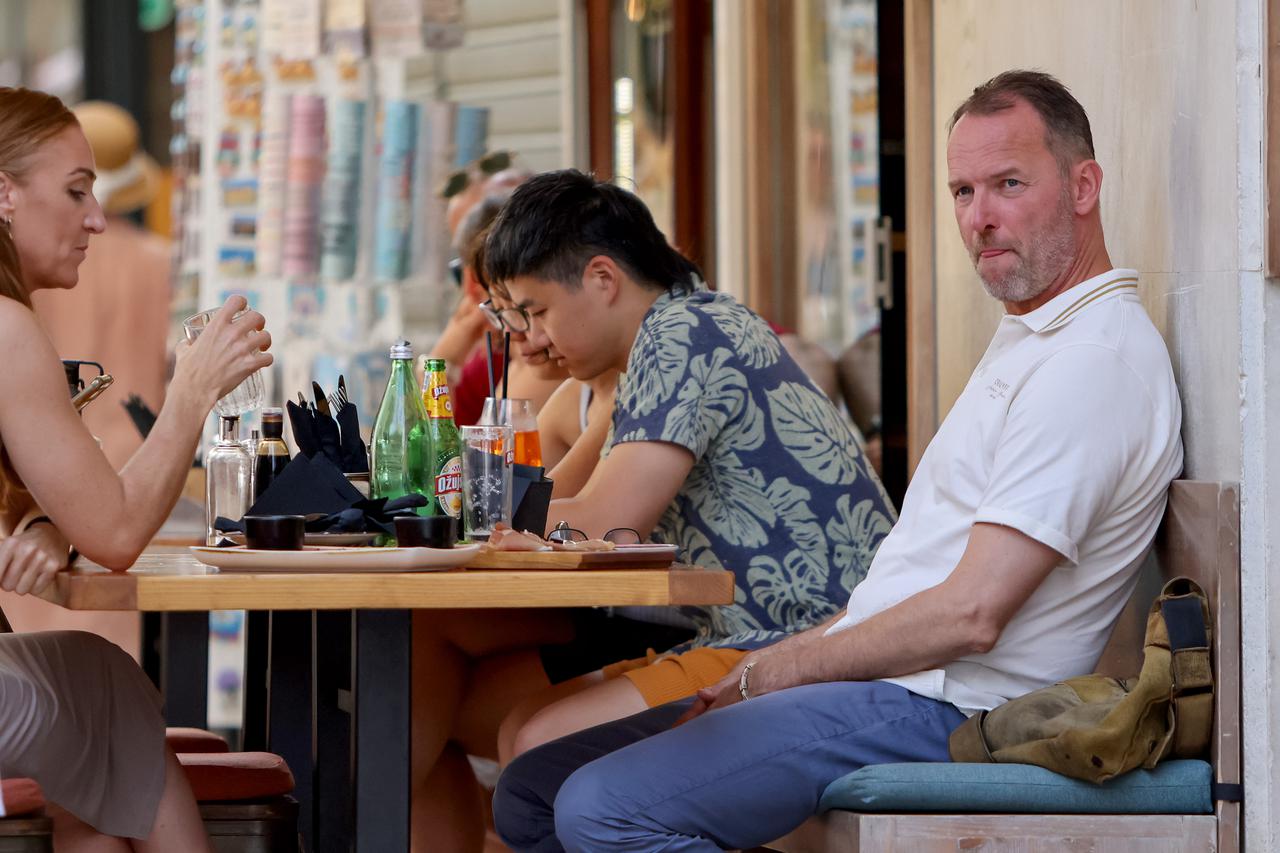 Zadar: Izbornik Hrvatske rukometne reprezentacije Dagur Sugurdsson na nedjeljnom doručku u centru grada