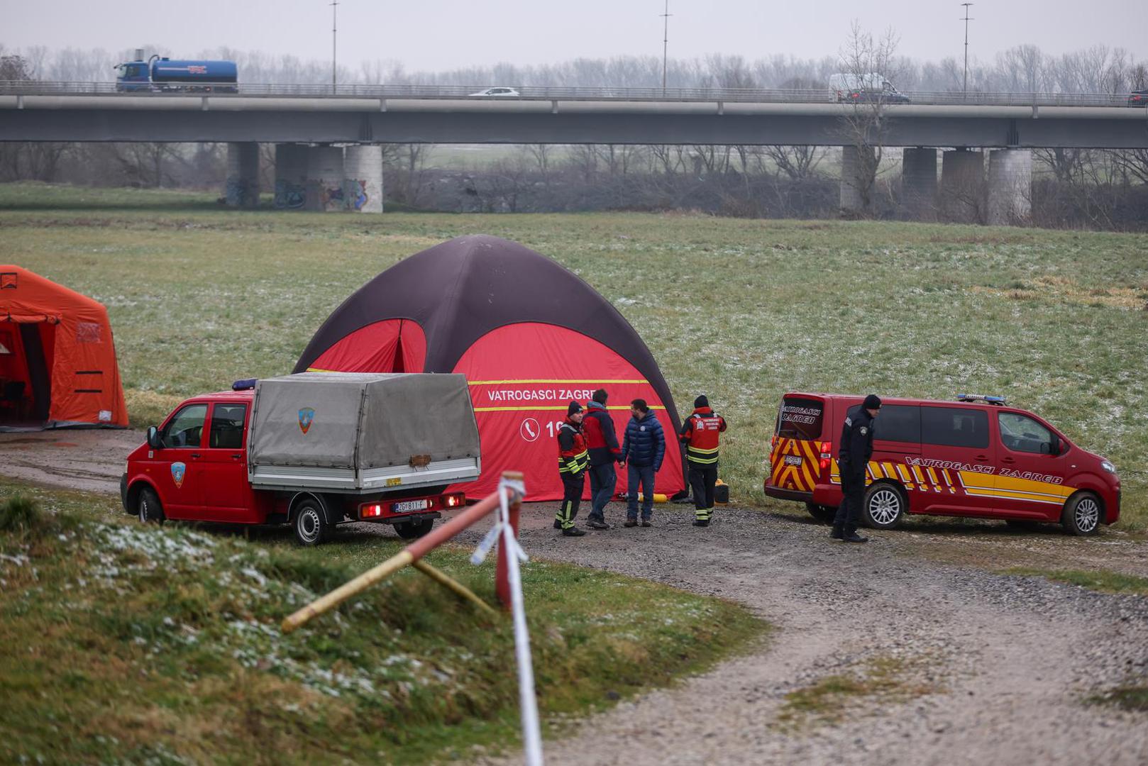 16.01.2025., Zagreb - Vatrogasci, policija, HGSS i Civilna zastita uz rijeku Savu gdje se pripremaju za nastavak potraga ze nestalim dijetetom u rijeci. Photo: Igor Kralj/PIXSELL