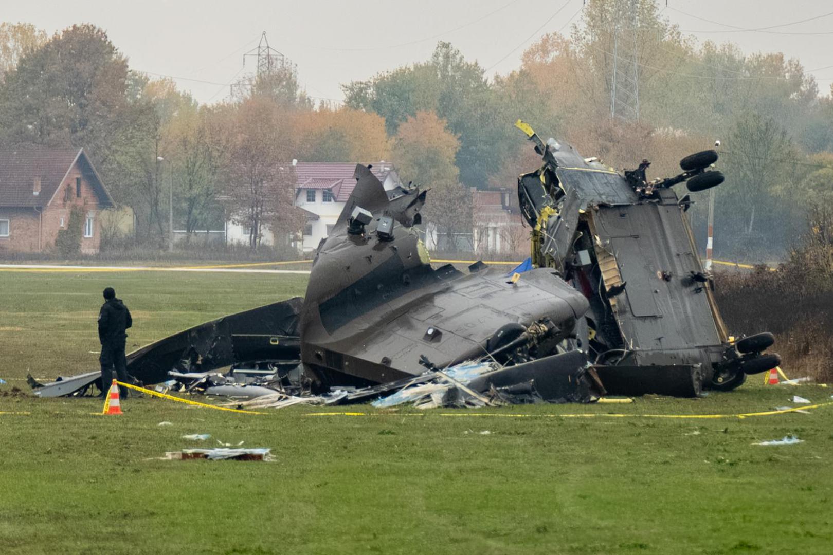 Transportni helikopter EUFOR-a, koji se u četvrtak srušio kod Brčkog na sjeveru Bosne, pri čemu je poginulo četvero talijanskih vojnika, bio je na rutinskoj obuci, a uzroci te teške nesreće se istražuju dok su talijanske vlasti potvrdile identitet smrtno stradalih.