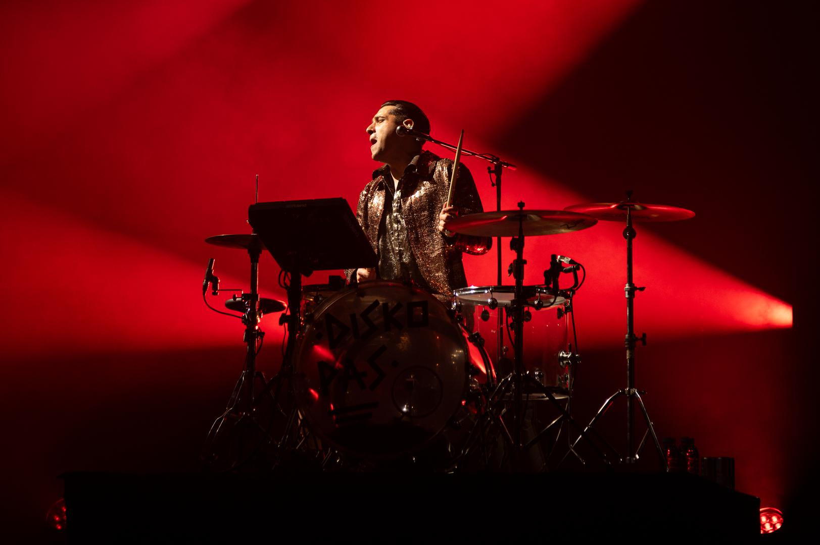 Kako je koncert odmicao, redali su se hitovi koji su Buč Kesidi pretvorili u regionalni fenomen – svaka pjesma izazvala je novi val oduševljenja, a dvoranom su odzvanjali stihovi koje su posjetitelji znali napamet. U jednom od vrhunaca večeri, duu su se na pozornici pridružili Vojko V i z++, čime je atmosfera dosegnula još višu razinu.