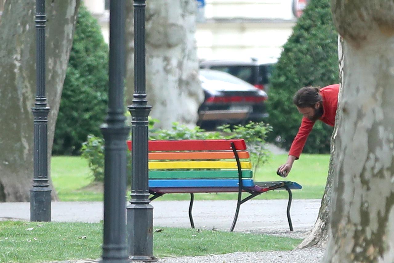 Zagreb: Nepoznati muškarac devastirao klupu duginih boja koja je postavljena na Zrinjevcu