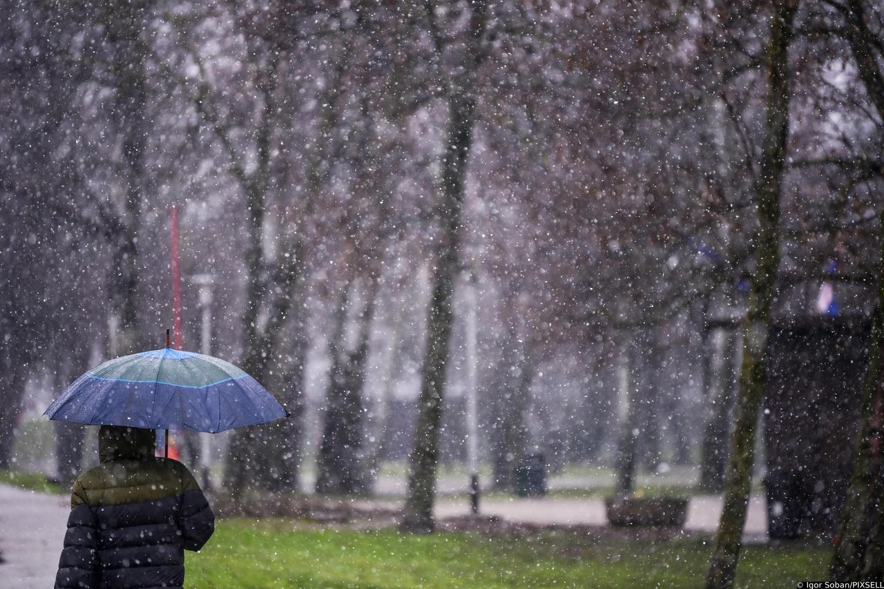 Zagreb: Kiša i susnježica na gradskim ulicama