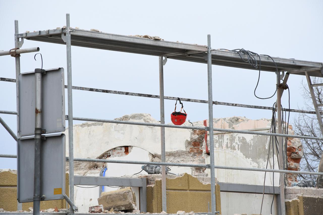 Sisak: Nastavljeno je uklanjanje ostataka Tuškanove kuće koja je oštećena u potresu 2020. godine