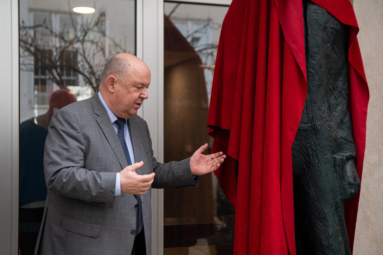 Zagreb: Otkriven spomenik Antuna Branka Šimića