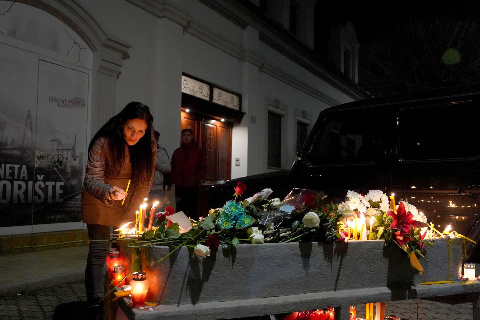 Novi Sad: Ispred Balaševićeve kuće sugrađani pale svijeće i ostavljaju cvijeće