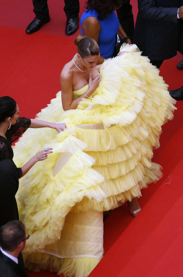Njena kolegica Heidi Lushtaku sličnu nezgodu je doživjela prije par dana na istom crvenom tepihu, ali ona je tada fotoreporterima pokazala srednji prst. 