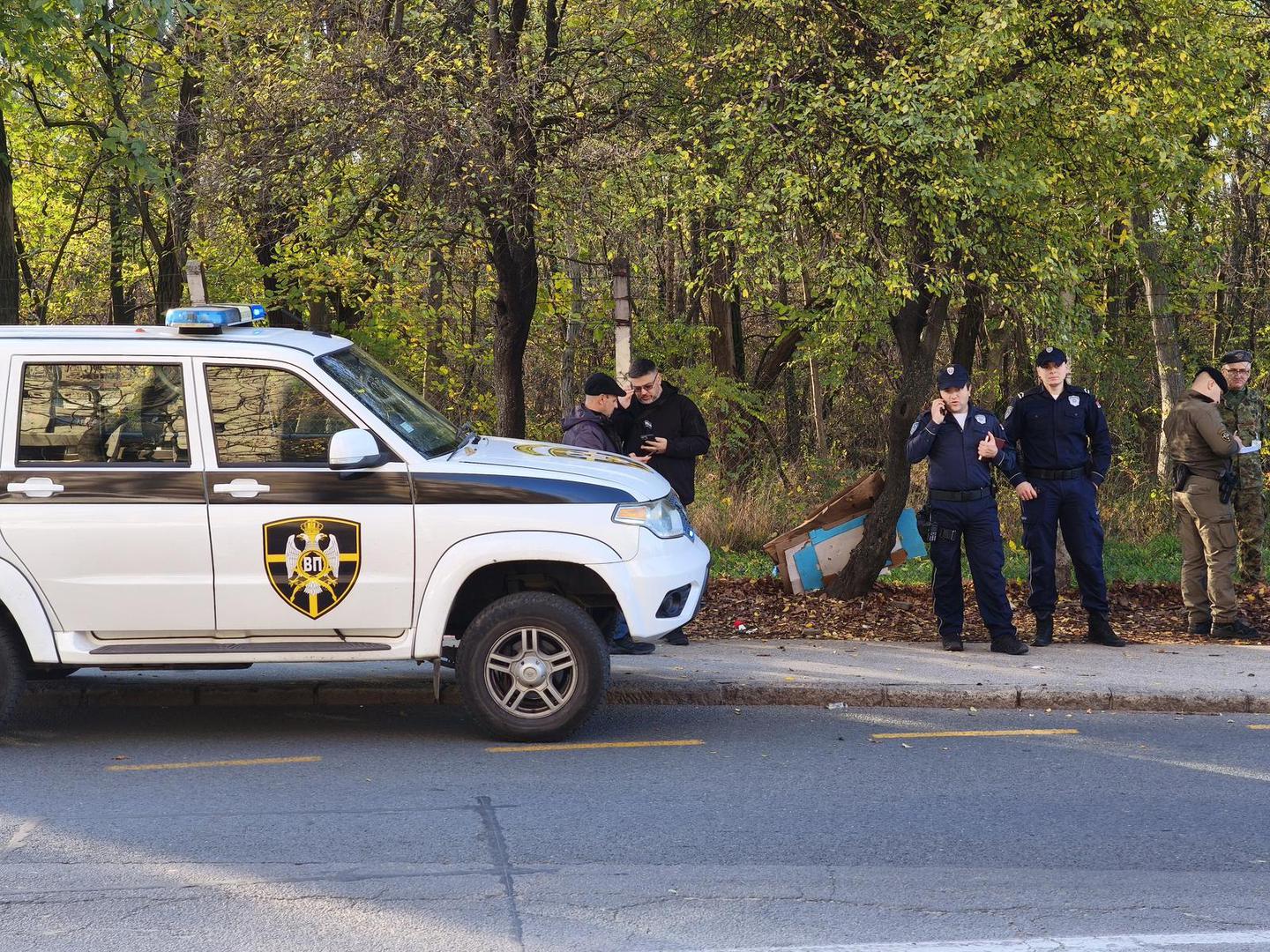 14, November, 2025, Belgrade - A serious accident occurred in Banjica when a car crashed into a group of people, and according to unofficial information two people were taken to the emergency center. Photo: S.S./ATAImages 14, novembar 2025 Beograd -Teska nesreca dogodila se na Banjici kada je automobil uleteo u grupu ljudi, a prema nezvaničnim informacijama dve osobe su prevezene u Urgentni centar.  Photo: S.S./ATAImages Photo: S.S./ATAImages/PIXSELL