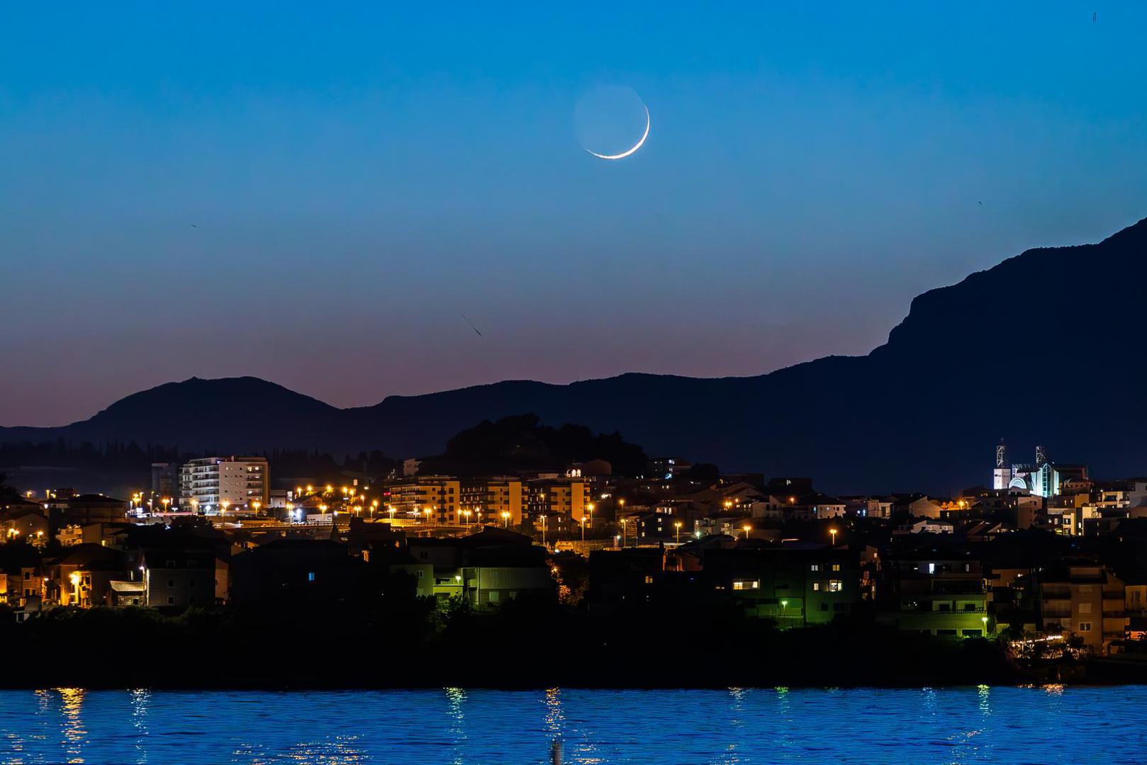 Ovog puta, mladi Mjesec nalazi se u znaku Vage, a Thomas ističe: "Energija ovog zračnog znaka bit će iznimno istaknuta u našim životima." Vaga, kao sedmi znak zodijaka, vlada partnerstvima – kako onim poslovnim, tako i romantičnim. 