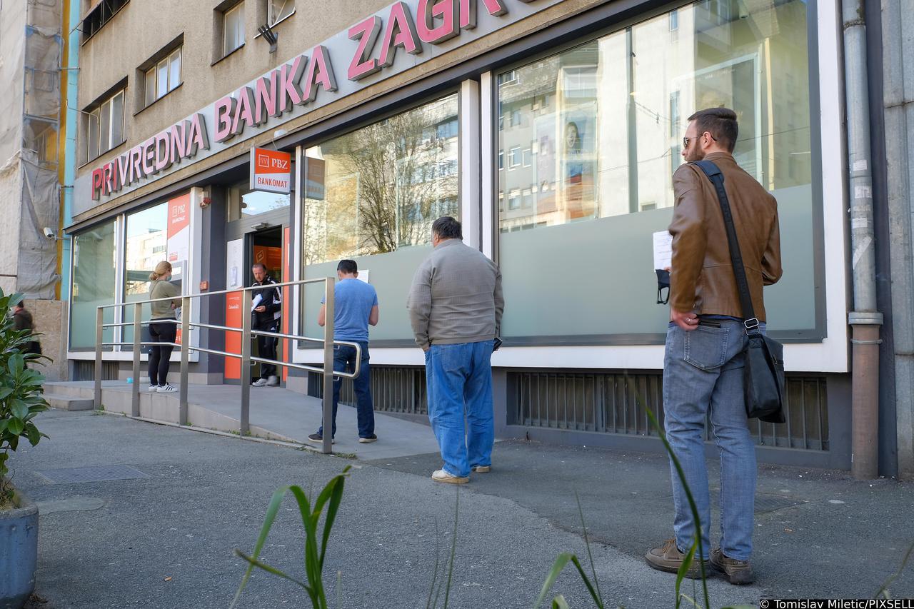 Zagreb: Građani čekaju u redu za ulazak u banku na preporučenom razmaku
