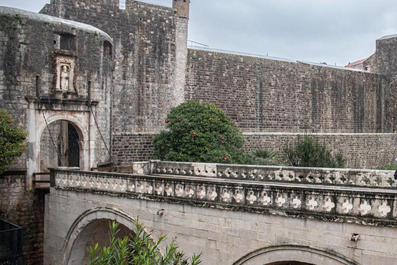 Dubrovnik: Kiša i jugo ispraznili grad