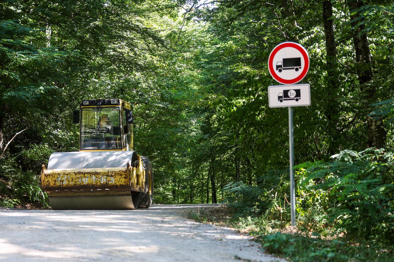 Zagreb: Početak radova na asfaltiranju ceste na Žumberku