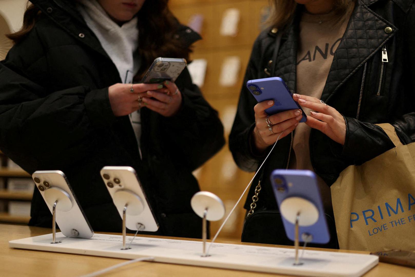 16. Podijelite lozinku za Wi-Fi putem QR koda - Najlakši način za dijeljenje lozinke za Wi-Fi na iPhoneu je stajati blizu druge osobe, zatim ih zamoliti da odu u Postavke, kliknu na Wi-Fi i odaberu mrežu. Zatim, na svom uređaju, pritisnite Podijeli lozinku u skočnom prozoru na dnu zaslona. Ali ako druga osoba ima Android telefon, ili ako mnogo ljudi treba lozinku, možda je lakše otvoriti aplikaciju Lozinke, otići na Wi-Fi > naziv mreže > Pokaži QR kod mreže, a zatim pokazati QR kod za skeniranje.