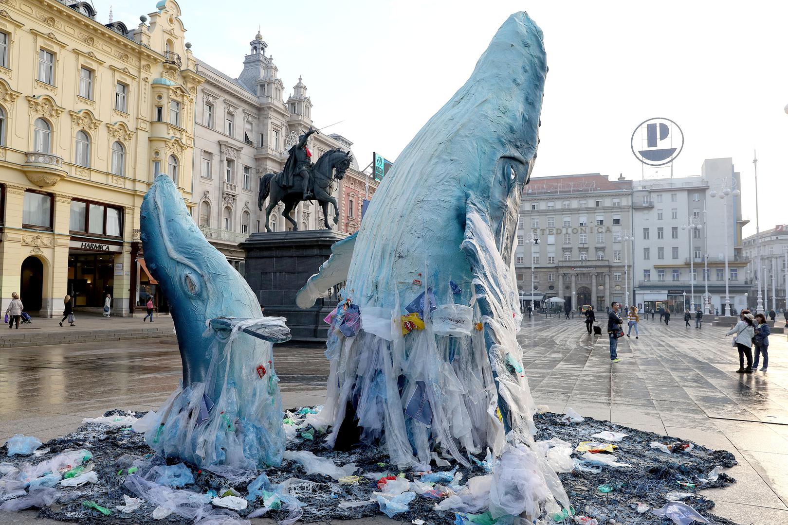 Greenpeace je na Trgu bana Jelačića predstavio šestmetarsku umjetničku instalaciju kako bi ukazali na problem onečišćenja mora plastičnim otpadom.