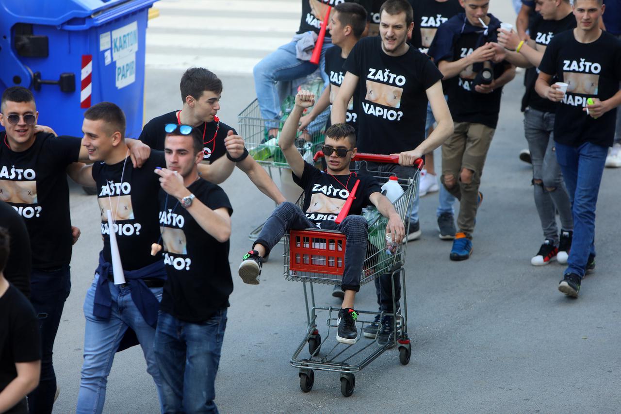 Karlovac: Oko 800 veselih maturanata tradicionalno su prodefilirali središtem grada