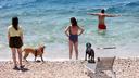 Incident na popularnoj plaži u Crikvenici: Stablo se srušilo na kupače