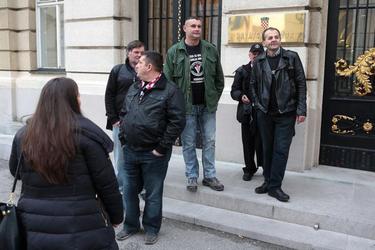 Stožer prikuplja potpise ispred Sabora za objavu devet registara