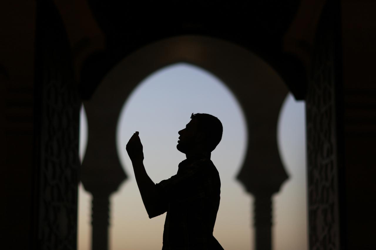 MIDEAST-GAZA-RAMADAN(140628) -- GAZA, June 28, 2014 (Xinhua) - A man attends evening prayers at al-Khaldi mosque on the beachfront north of Gaza City on June 27, 2014. Muslims around the world celebrate Ramadan, the holiest month in the Islamic calender, 
