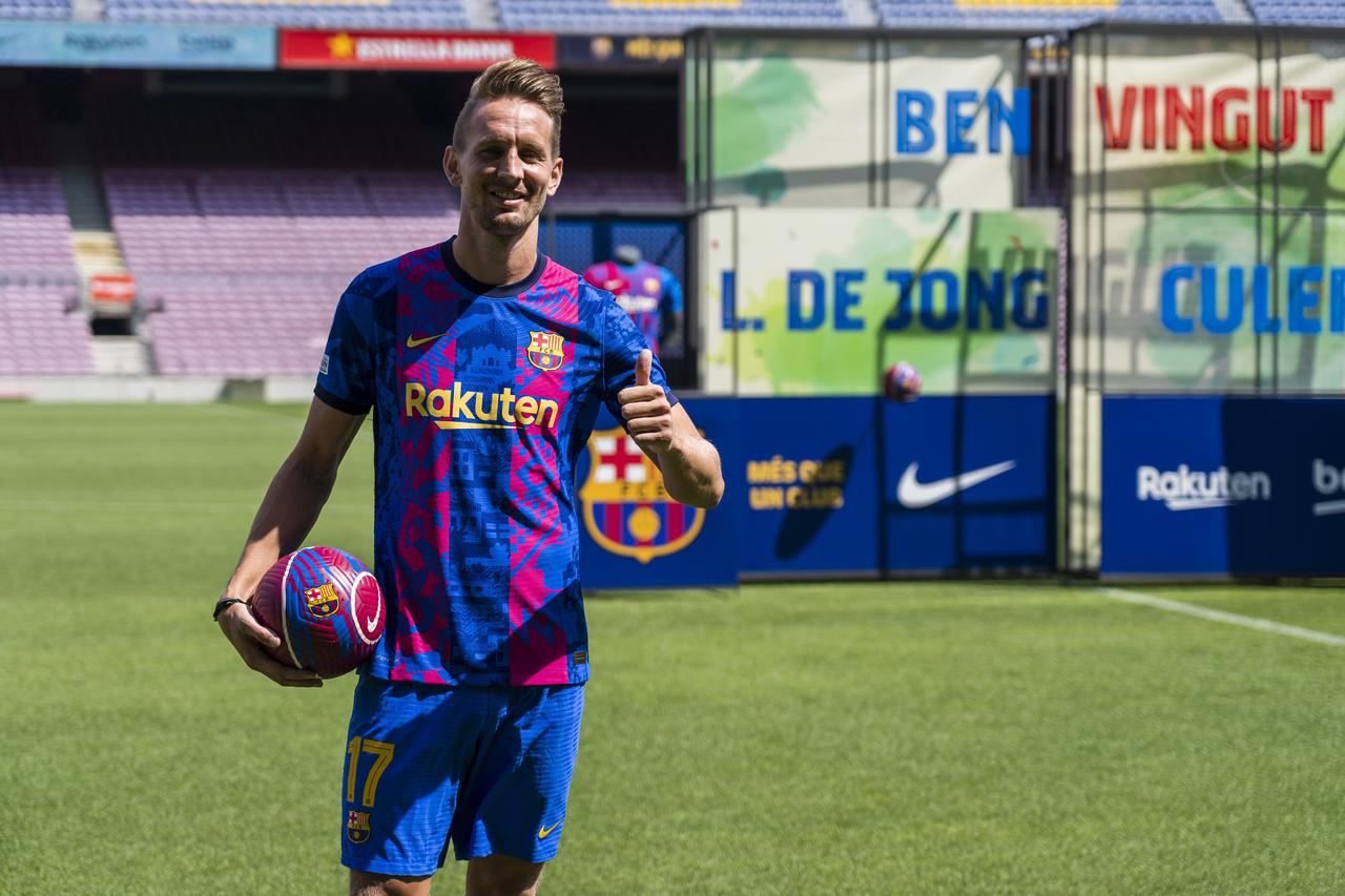 (SP)SPAIN-BARCELONA-FOOTBALL-LUUK DE JONG-PRESENTATION