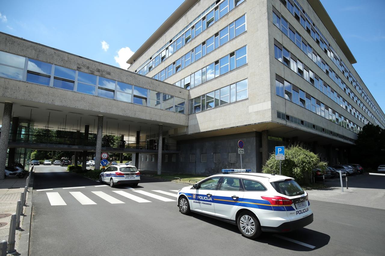 Zagreb: Ispred Gradskog poglavarstva nalazi se nekoliko policijskih vozila