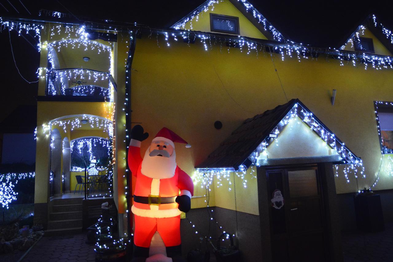 Trnjani: Obitelj Dujak ukrasila svoju kuću sa 45 tisuća lampica