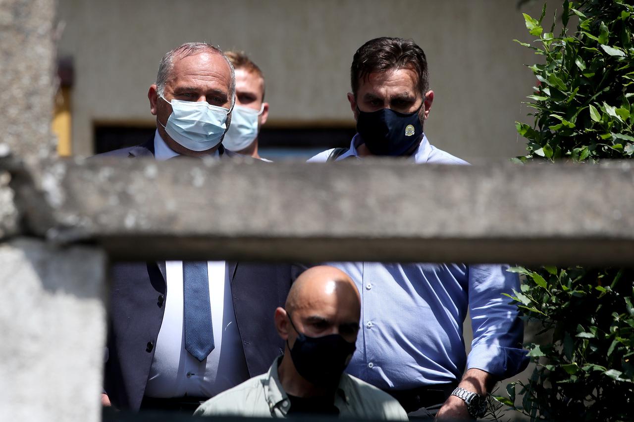 Zagreb: Glavni ravnatelj HRT-a Kazimir Bačić u pratnji istražitelja napustio je svoj dom Tuškancu