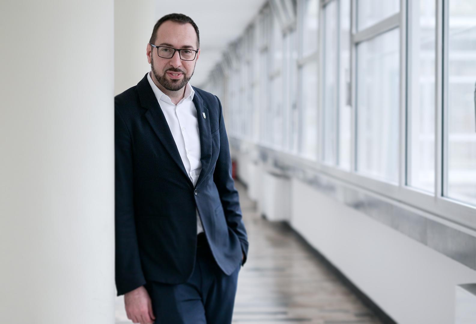 Njegov aktivizam započeo je još u mladosti, kada je imao samo 16 godina i tada se priključio Zelenoj akciji.