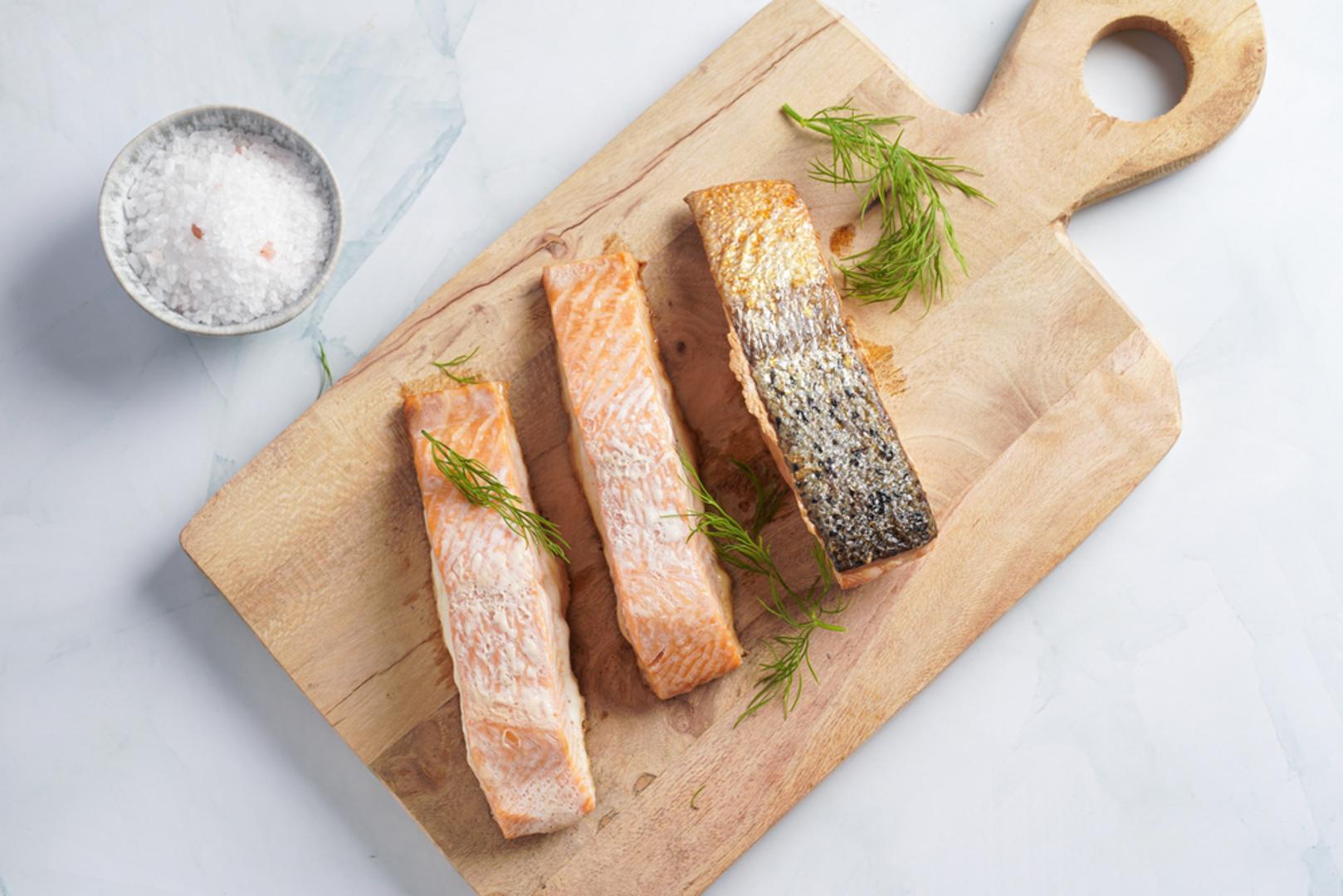 Sardine i losos (s kožom): Riba s kožom donosi kolagen upravo iz kože i vezivnog tkiva, a dodatno nudi i omega-3 masne kiseline. Sardine su praktične jer se često jedu cijele, s kostima dovoljno sitnima da se mogu probaviti, pa time unosite i više 'strukturnih' dijelova. Losos sa zapečenom kožom također je popularan izbor jer je koža jestiva i nutritivno bogata. 