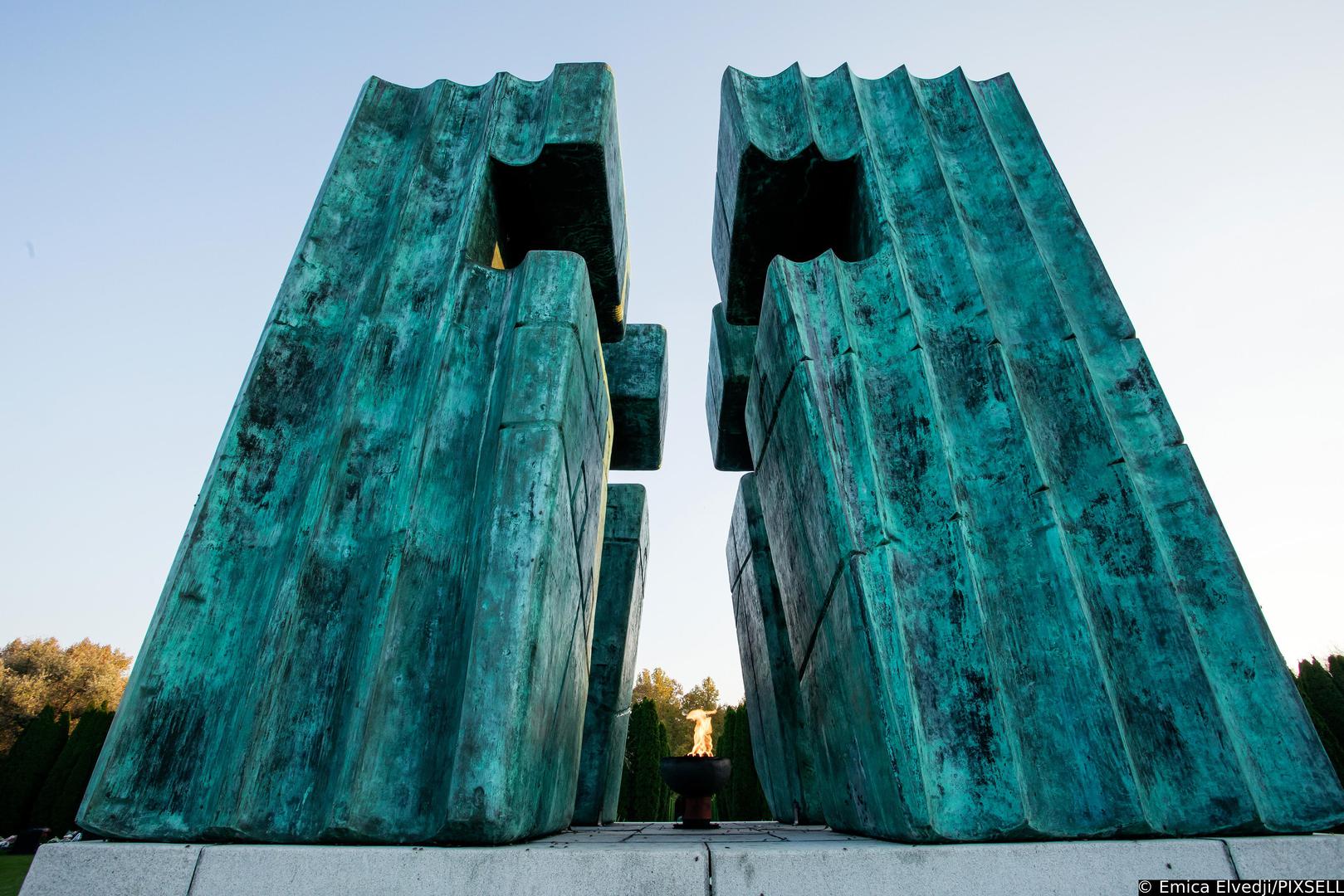 28.10.2021., Vukovar -  Memorijalno groblje zrtava iz Domovinskog rata u Vukovaru.
Na mjestu masovne grobnice na groblju je ekshumirano 938 tijela i na tomu je mjestu postavljen isti broj bijelih mramornih krizeva koji predstavljaju broj zrtava. U sredisnjem dijelu groblja 5. kolovoza 2000. godine postavljen je spomenik ciji je autor Djurdja Ostoja. Spomenik je izradjen od patinirane bronce, visok je cetiri metra, a u sredini je zracni kriz i vjecni plamen. Najmladja zrtva Domovinskog rata imala je svega sest mjeseci, a najstarija 104 godine.