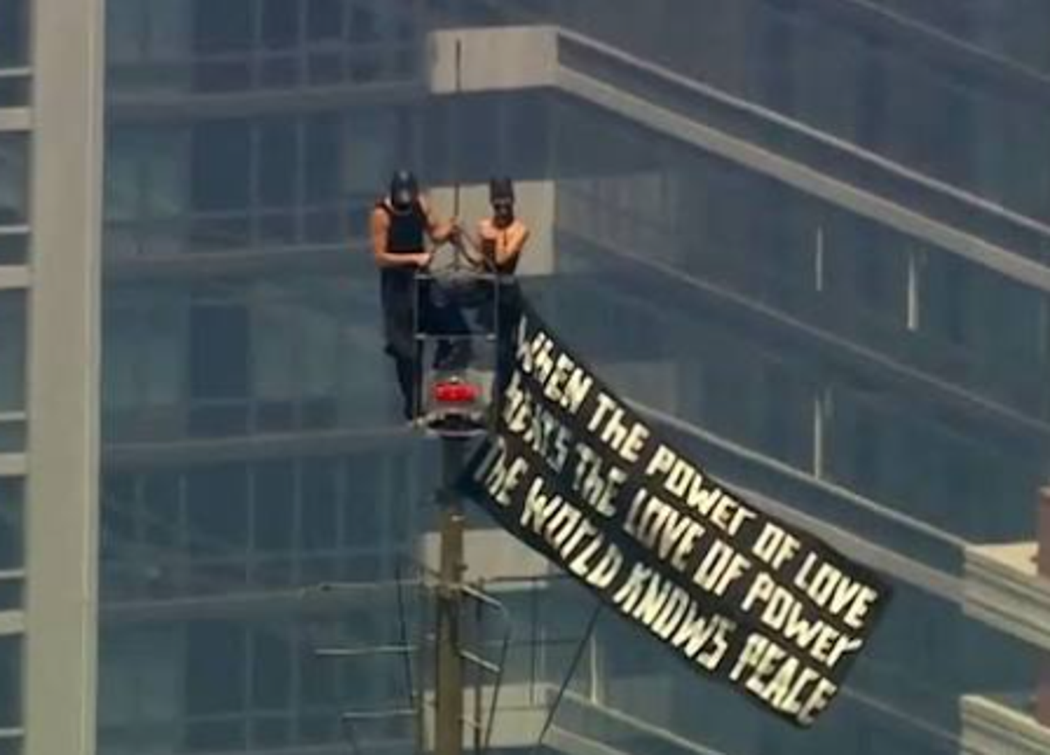 Fotografija para koji se popeo na vrh njujorškog Empire State Buildinga u samo je nekoliko sati postala jedan od najvećih internetskih hitova. Nakon što su se 1. srpnja bez zaštitne opreme popeli na 443 metra visok neboder, na samom vrhu zaručili se i razvili transparent s porukom mira, završili su uhićeni pri silasku. 