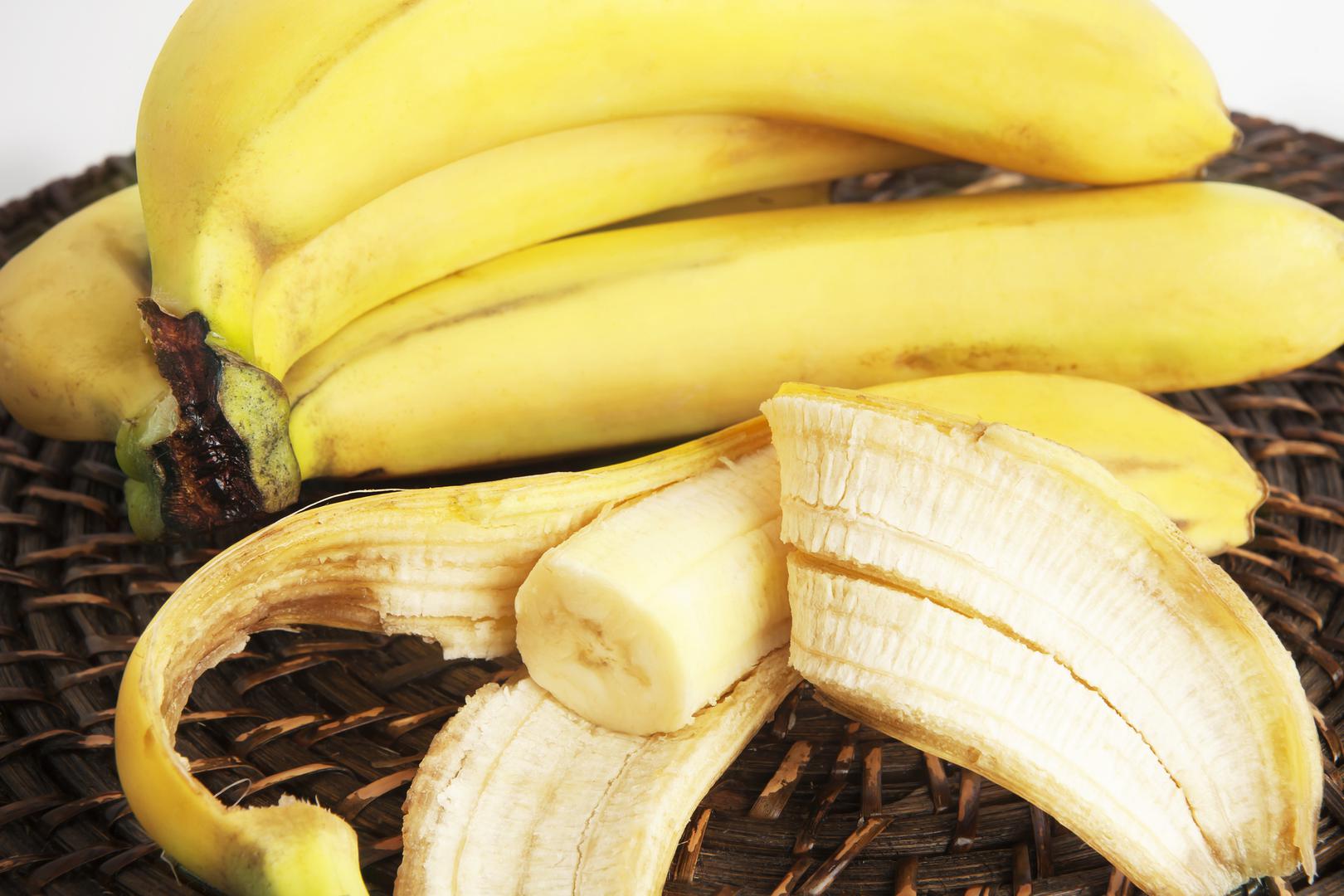 Kada ogulite koru od banane, najvjerojatnije u većini slučajeva odmah završi u smeću, no jeste li znali da od kore banane možete imati jednake koristi kao i samog ploda. Bananina kora sadrži enzimatska, antibiotska i antigljivična svojstva zbog kojih bi je trebali dobro iskoristiti, a ako ne znate kako, doznajte u nastavku članka.