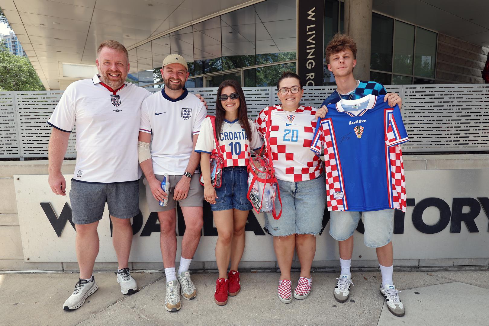 Skupina hrvatskih navijača okupila se ispred hotela W u Dallasu, gdje odsjeda hrvatska reprezentacija