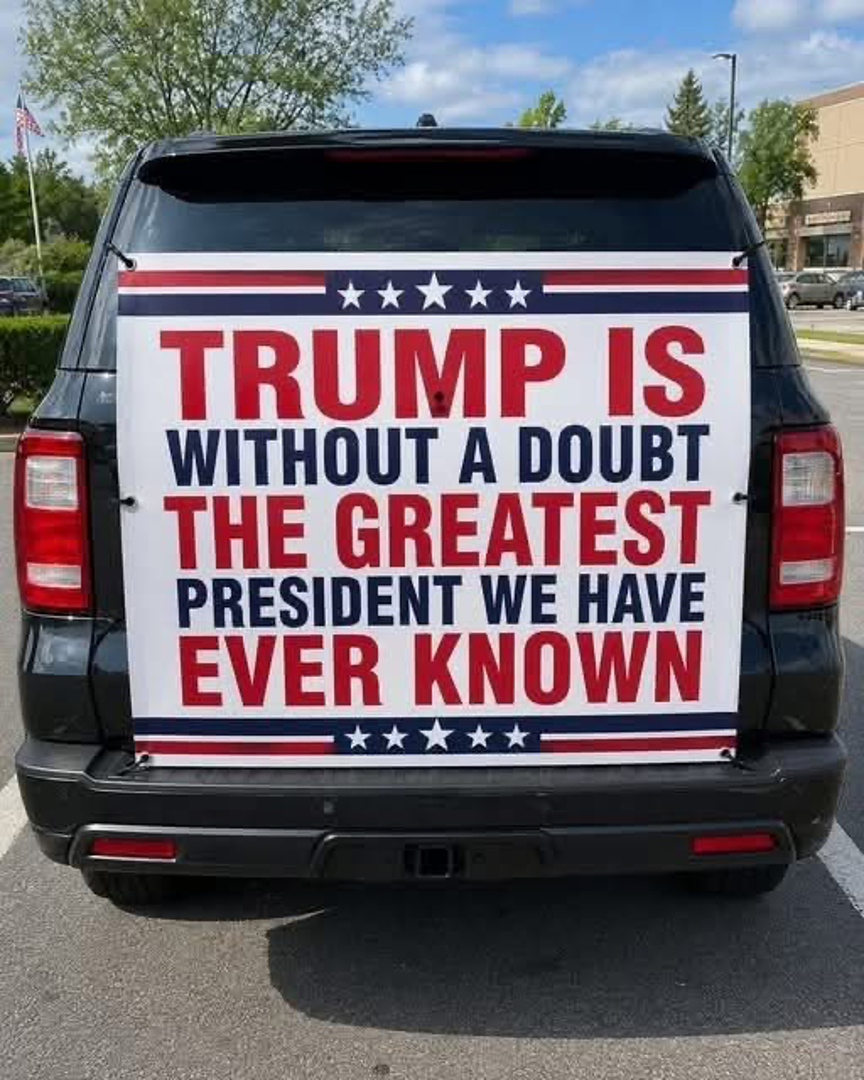 Među objavljenim vizualima našla se fotografija automobila oblijepljenog velikim transparentom na kojem piše: “Trump je bez sumnje najveći predsjednik kojeg smo ikad imali”. 